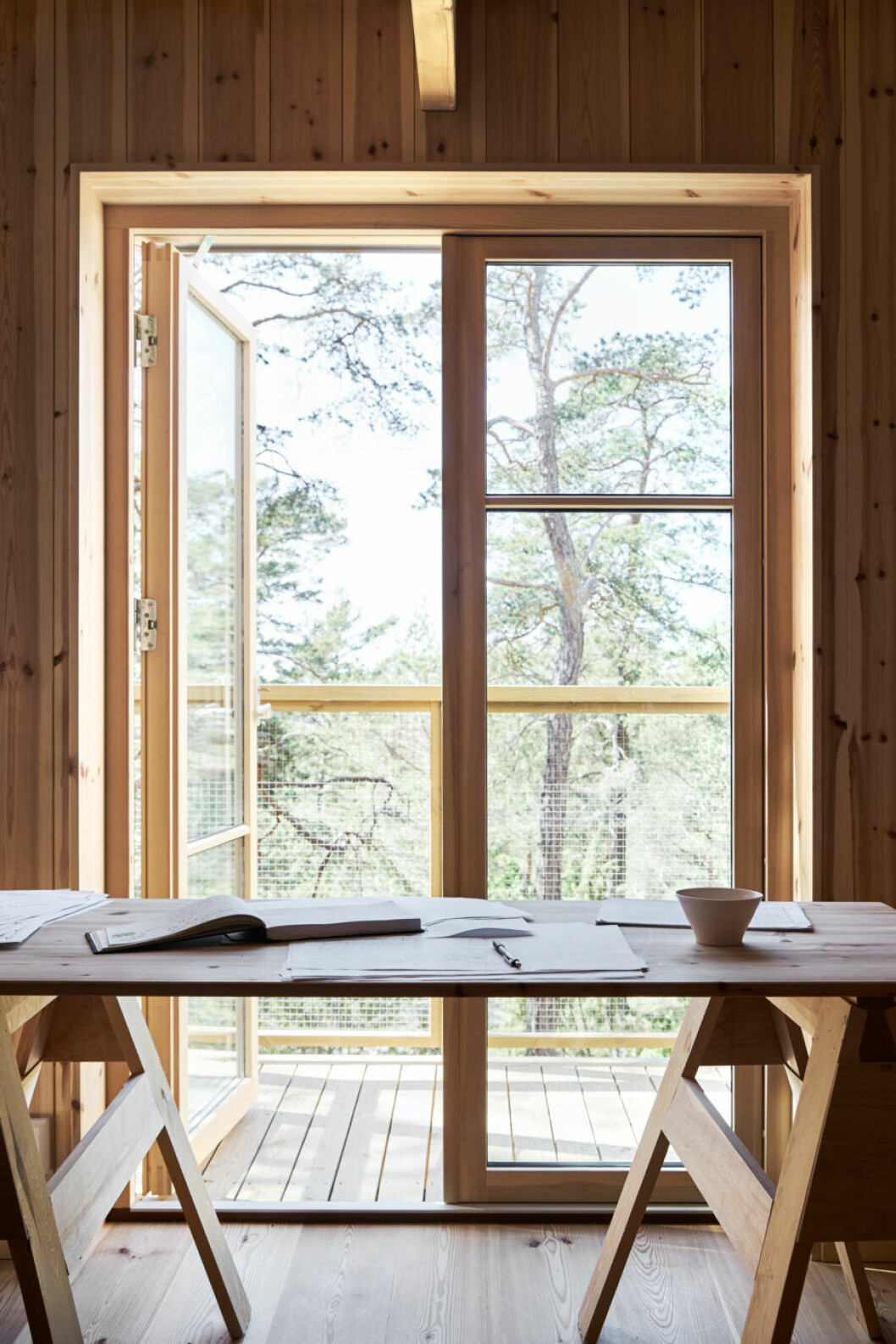 Även balkongen har fått hönsnät. Från bockskrivbordet har man en fin utsikt. Foto EMMA JÖNSSON DYSELL