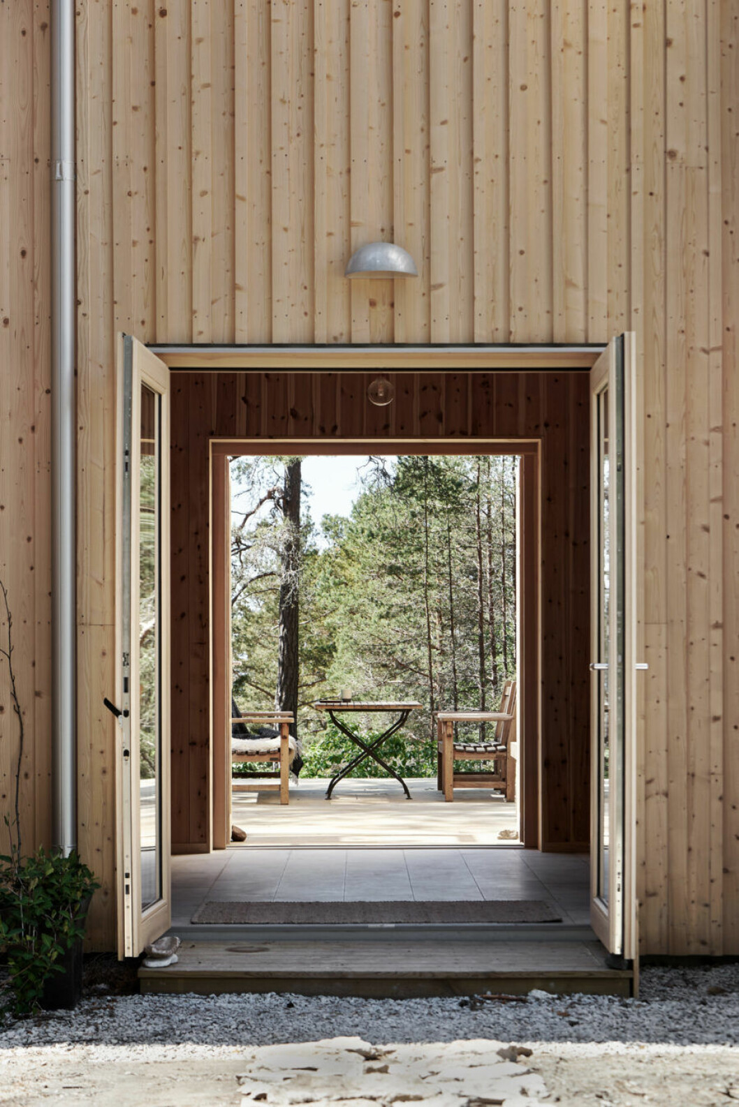 Som en tavla. Entrén har pardörrar och skär genom huset ut på terrassen. Foto EMMA JÖNSSON DYSELL