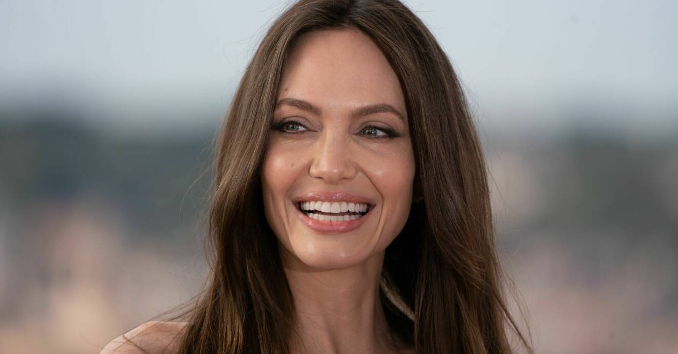 Angelina Jolie i brun mascara på fotografering för Eternals