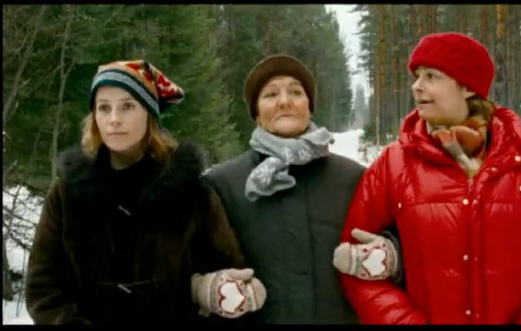 Sofia Helin, Ann Petrén och Kajsa Ernst i <em>Masjävlar</em> (2004). En film som gav Kajsa Ernst en guldbagge för bästa kvinnliga biroll. Foto: Memfisfilm/SVT Kajsa Ernst i Masjävlar