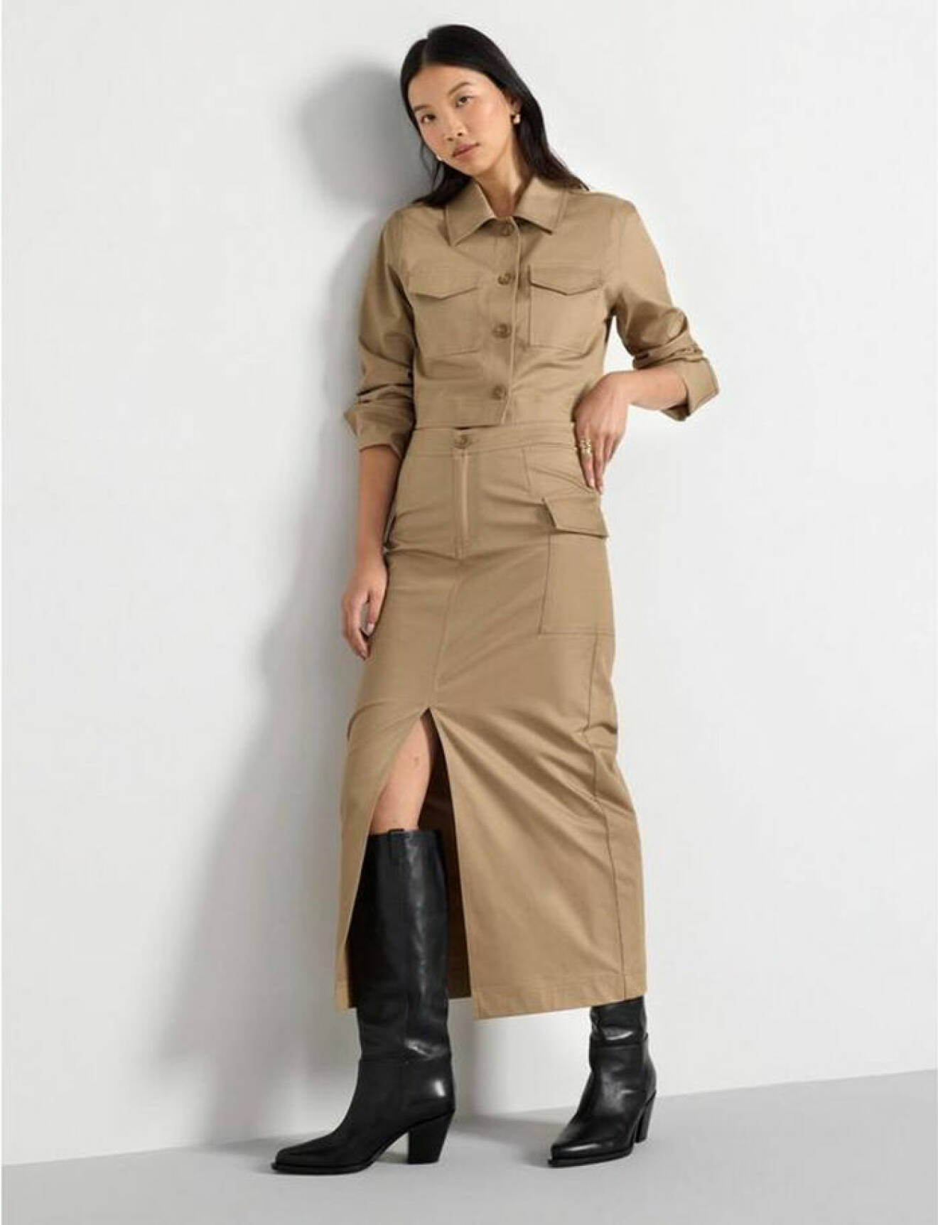 Safariinspirerat beige set med utilityjacka och matchande kjol från Lindex