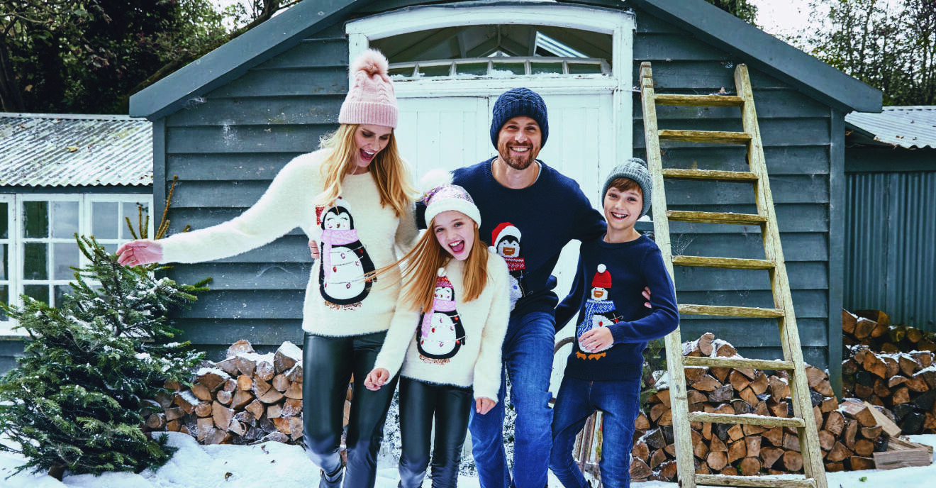 Matchande jultröjor kan bäras av hela familjen.