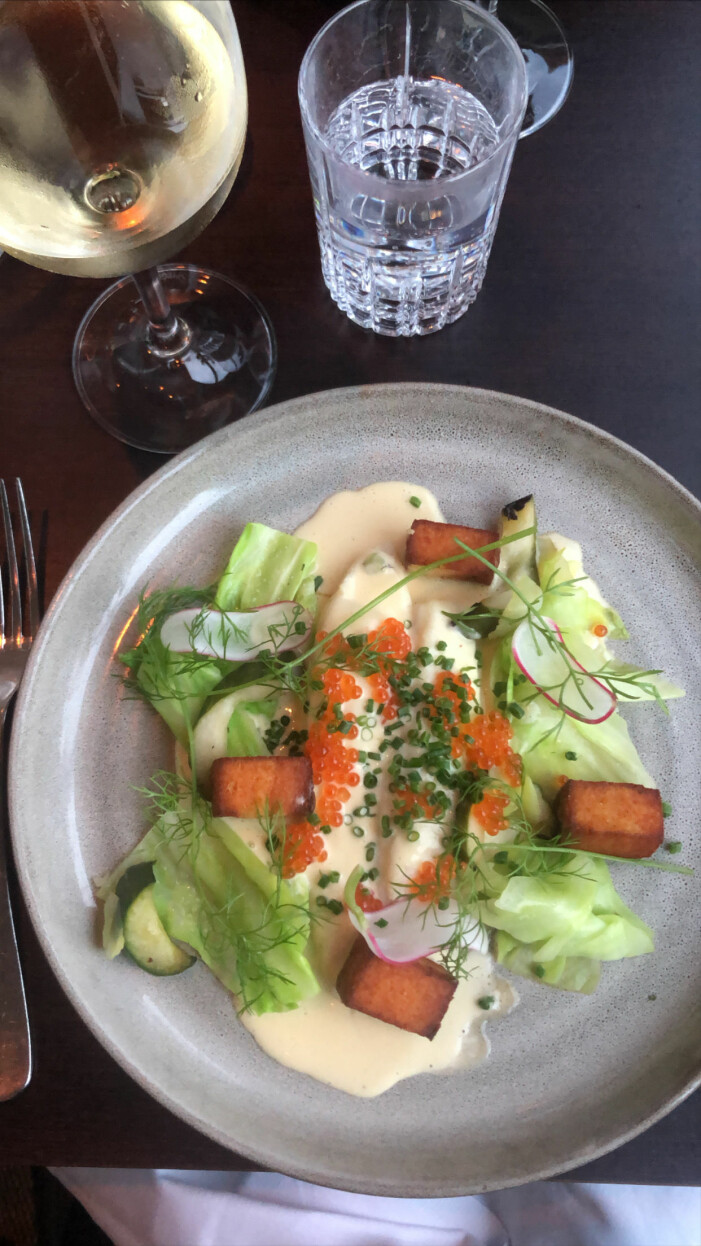 Maten och vinet på restaurant Sand håller högsta klass. Här röding med sandefjordssås.