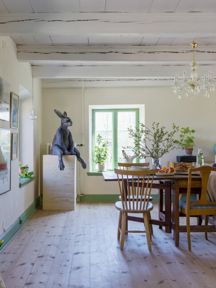 Efter att ha varit täckta av plastmattor i årtionden fick de gamla skurgolven ersättas med nya med samma behandling. Köksbordet har varit Margits morfars och Lilla Ålandstolarna av Carl Malmsten köptes med huset. Margits verk Watching the horizon vakar från sin piedestal. Lantlig matsal med staty av en hare.