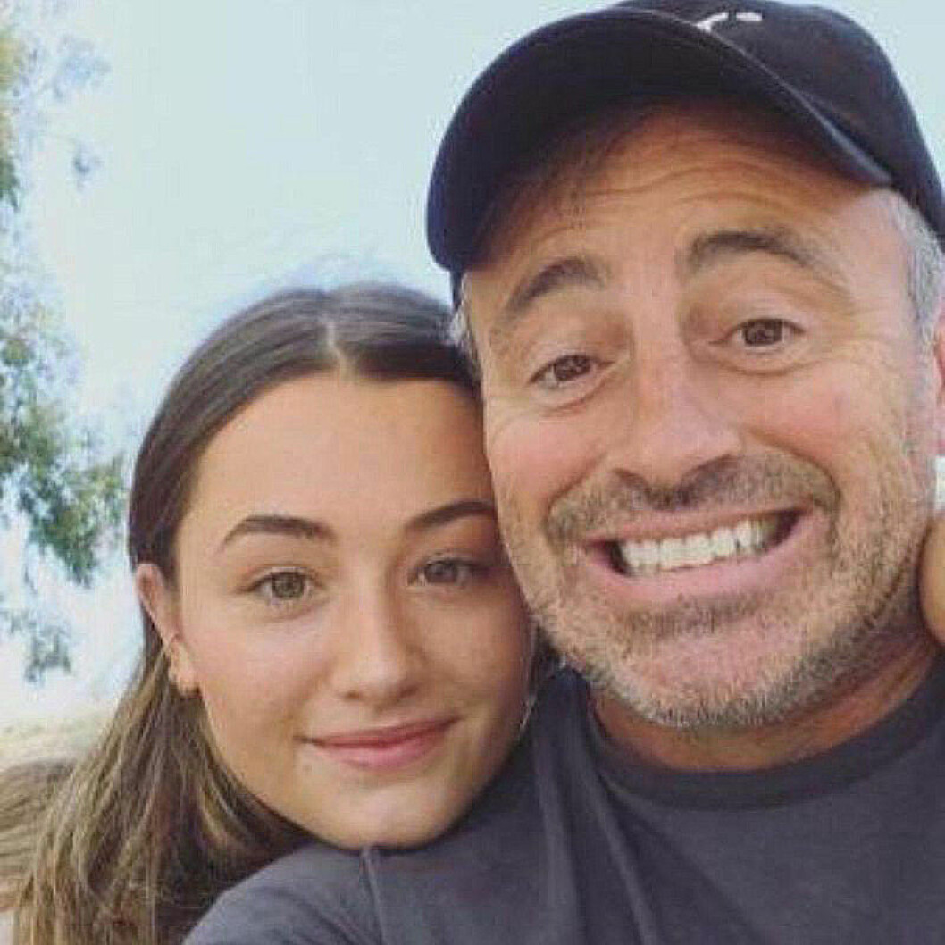 Marinas selfie med pappsen. marina och matt leblanc tar en selfie