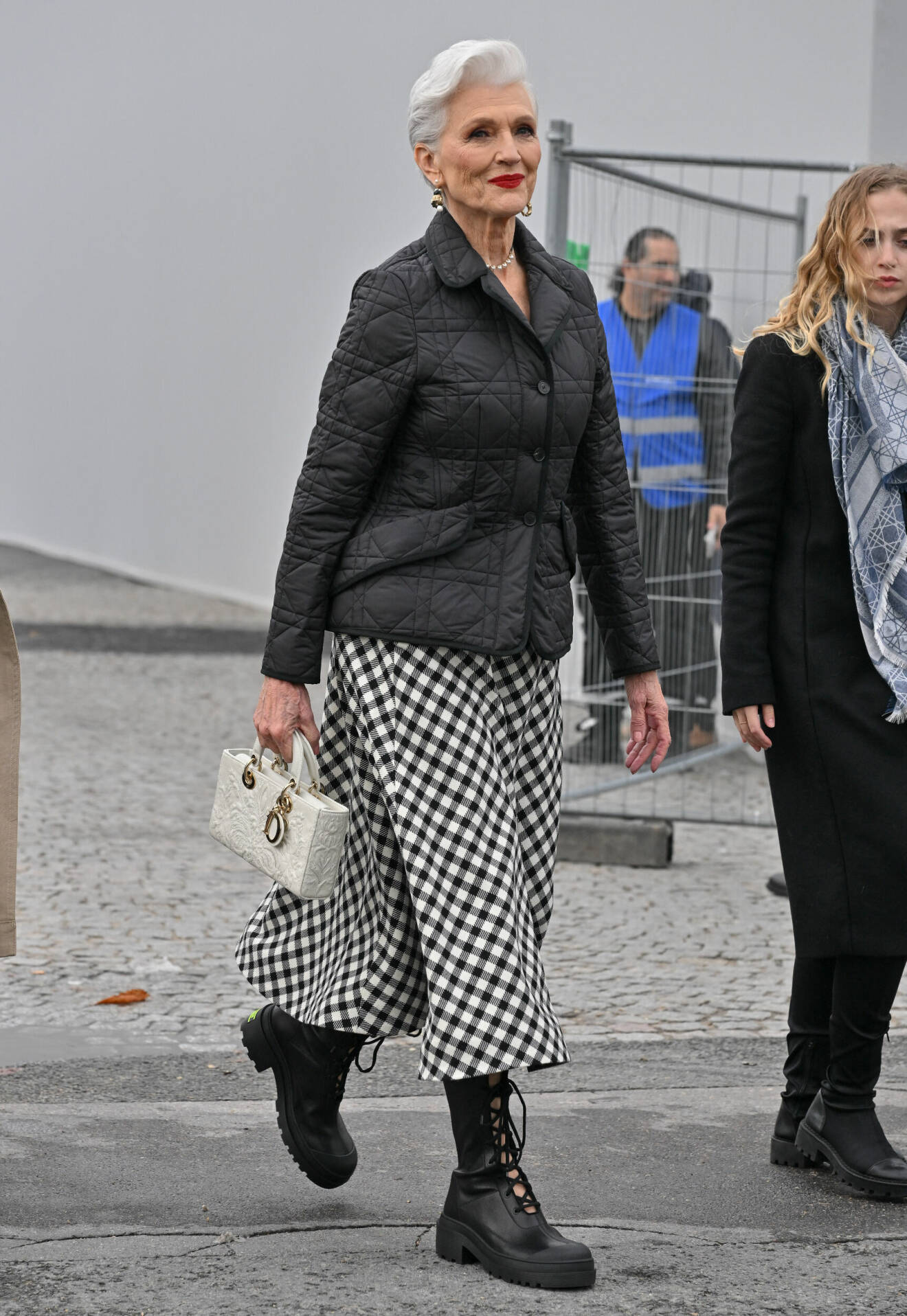 Maye Musk anländer till Diors modevisning i Paris.