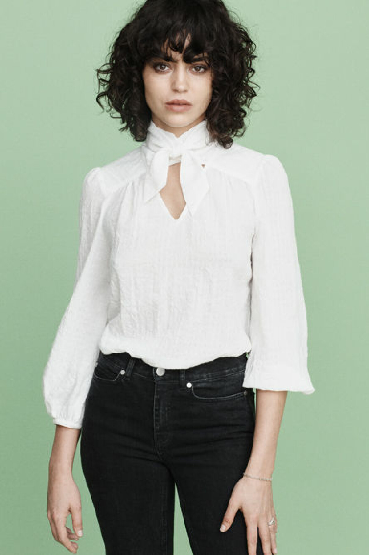 Blus i bomull/tencel,1 895 kr, Mayla. Jeans i ekologisk bomull, stl 34–42, 1 550 kr, Mayla. Mayla ss 20 vit blus