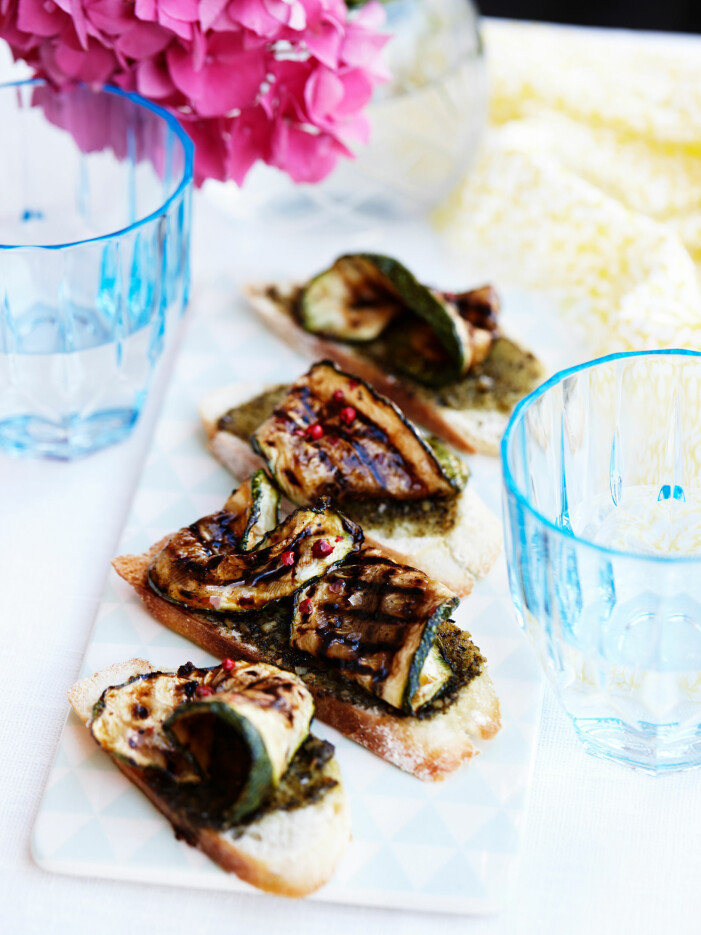 Underbart god bruschetta. Bruschetta med grillad squash
