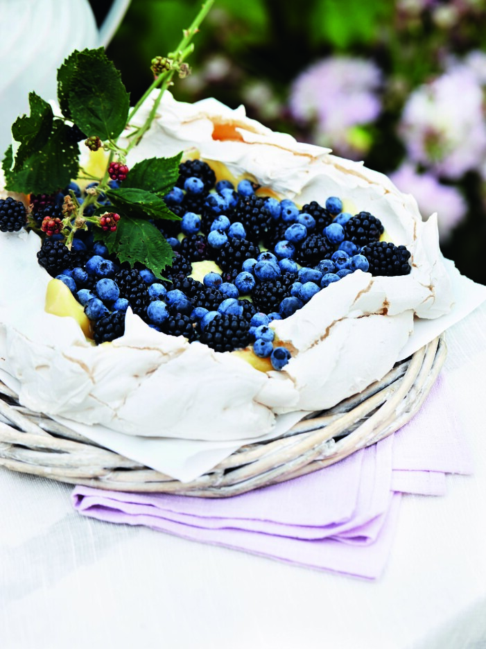 Maräng, citronkräm, grädde och bär ... Bara att njuta! Sommarpavlova