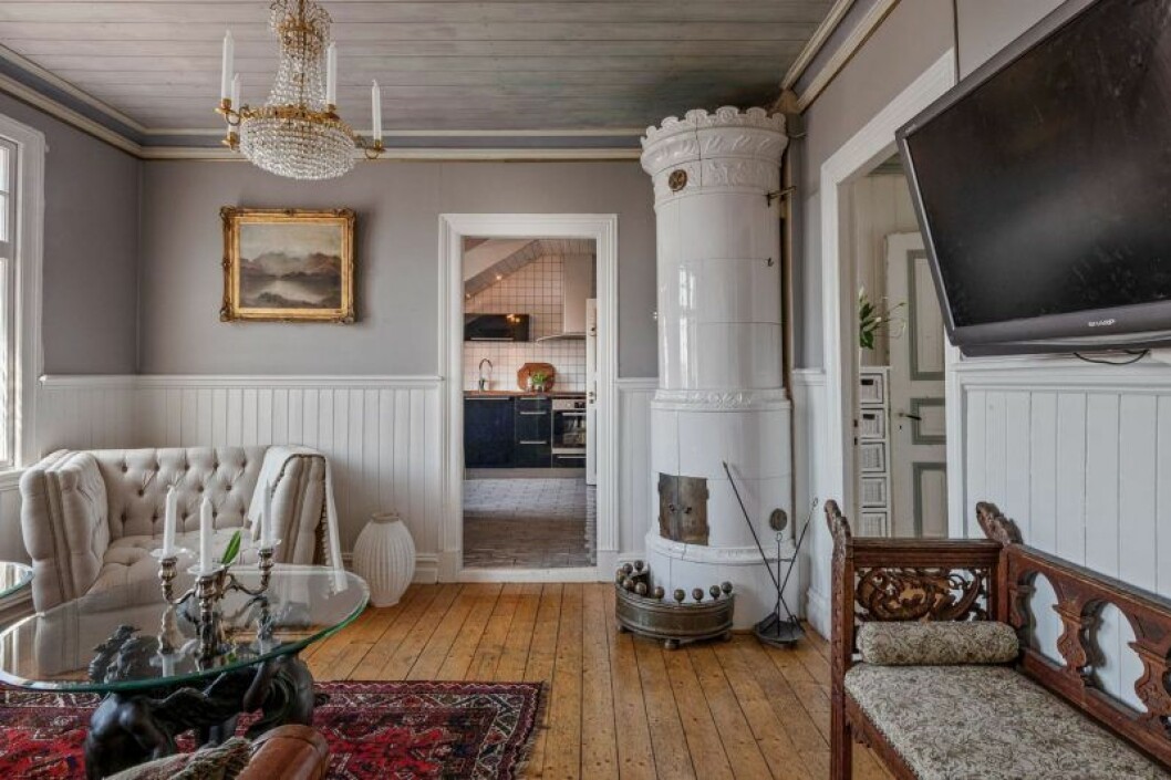 Ytterligare en kakelugn här uppe! Foto: Tomas Gillberg Hus på Smögen till salu på Hemnet