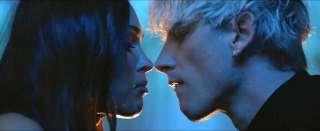 Megan Fox och Machine Gun Kelly är närgångna i musikvideon till <em>Bloody Valentine</em>. Megan Fox och Machine Gun Kelly är nära på att kyssas