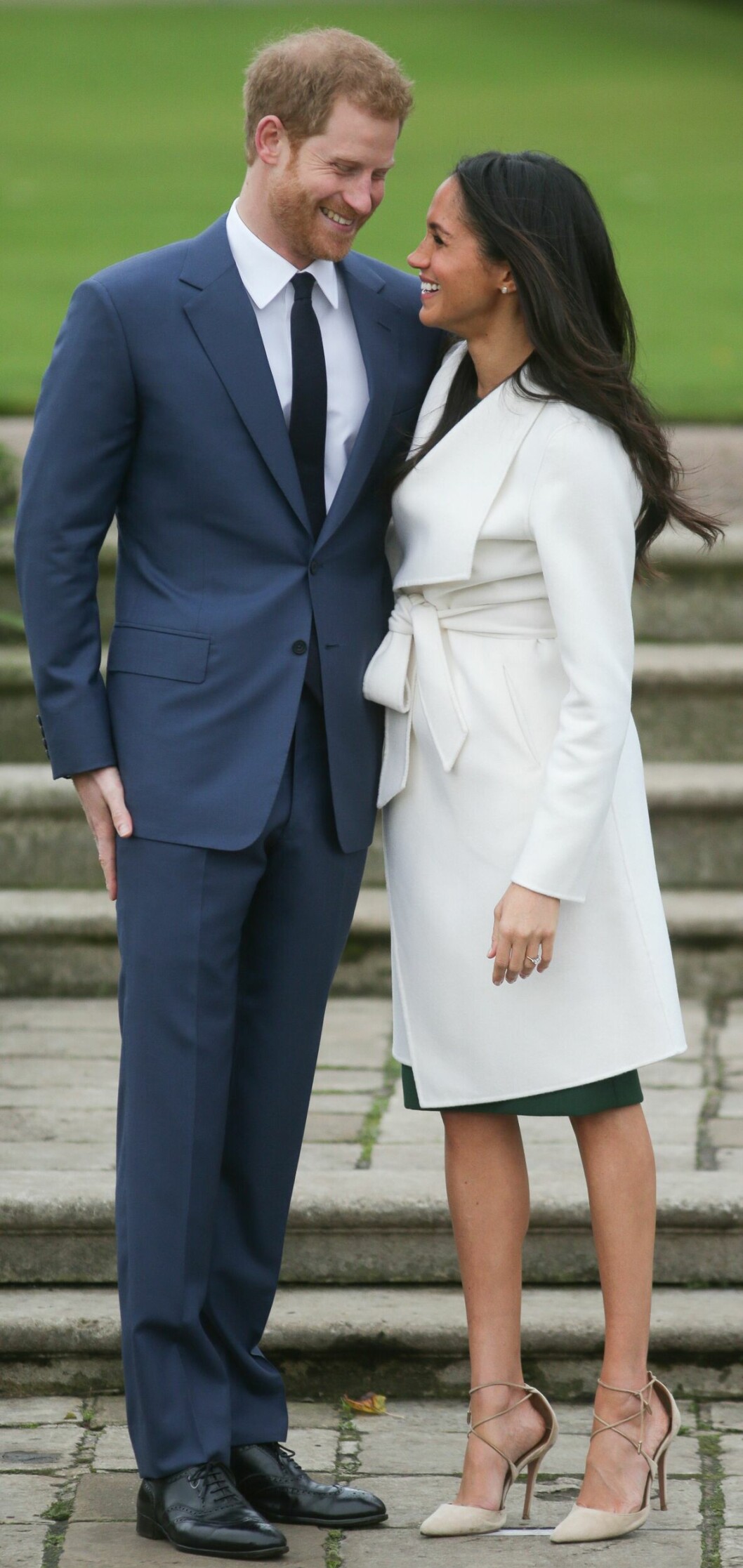 Meghan Markle bär ofta en storlek för stora skor. Som här, vid förlovningen med prins Harry.