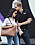 Meghan Markle i klassisk vit skjorta, jeans och solglasögon. På axeln bär hon en konjaksbrun handväska i tote-modell från Cuyana.