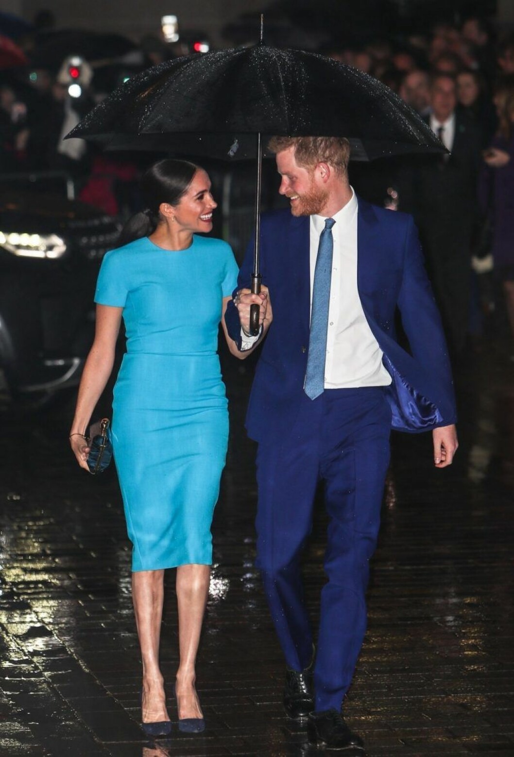 Meghan Markle i blå klänning från Victoria Beckham.