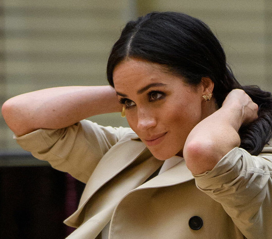 Meghan Markle i örhängena som tillhört prinsessan Diana. Meghan Markle i Dianas fjärilsörhängen