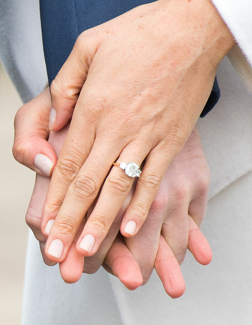 Meghan Markle och prins Harry gifter sig den 19 maj 2018. Meghan Markles förlovningsring med tre diamanter sticker ut.