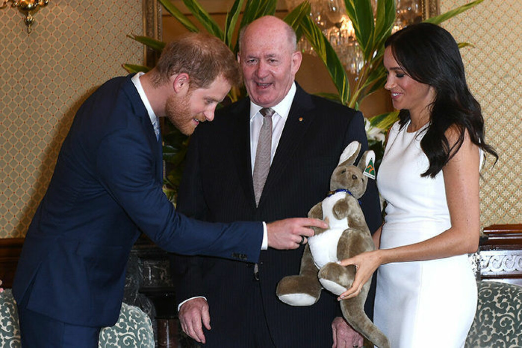 Meghan Markle och prins Harry fick ett gosedjur i present av generalguvernören Peter Cosgrove och hans fru Lady Lynne Cosgrove. Meghan Markle gravid i Australien