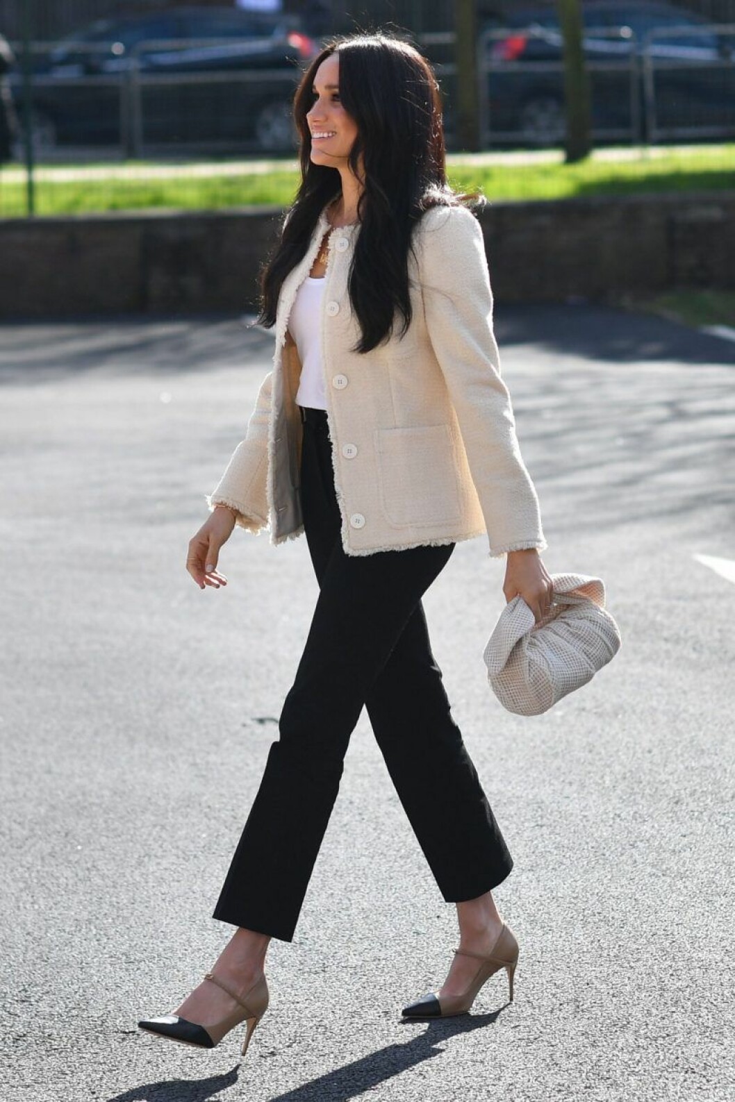 Meghan Markle i svarta byxor och krämvitt på Internationella kvinnodagen 2020.