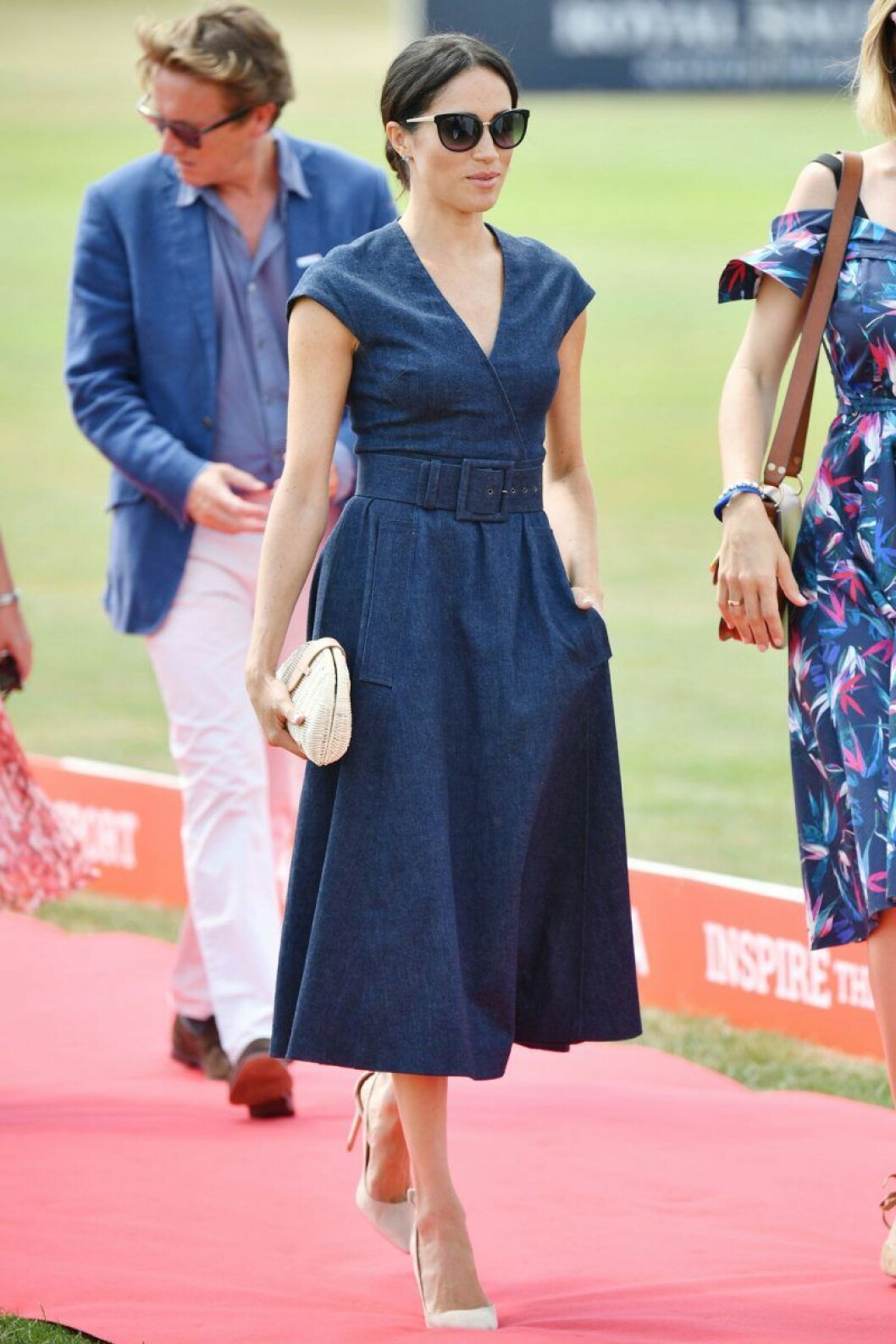 Även här bär Meghan en klänning signerad Carolina Herrera. Skorna kommer från Aquazzura och väskan är från J.Crew. Meghan Markle i en blå jeansklänning