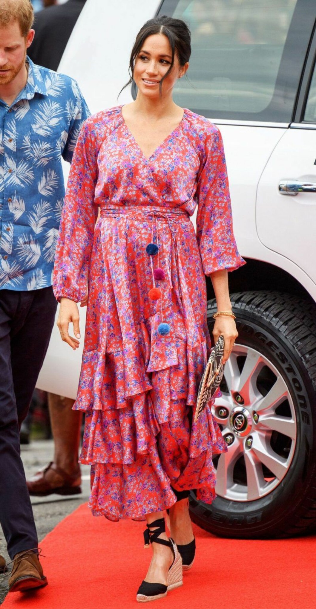När prinsparet besökte Fiji 2018 valde Meghan att bära en blommönstrad klänning och kilklacksskor med knytband. Meghan Markle i blommönstrad klänning