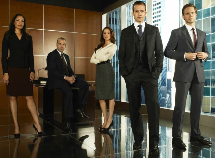 Skådespelarna från tv-serien <span class=" italic" data-lab-italic_desktop="italic">Suits</span>. I mitten ser vi Meghan Markle.