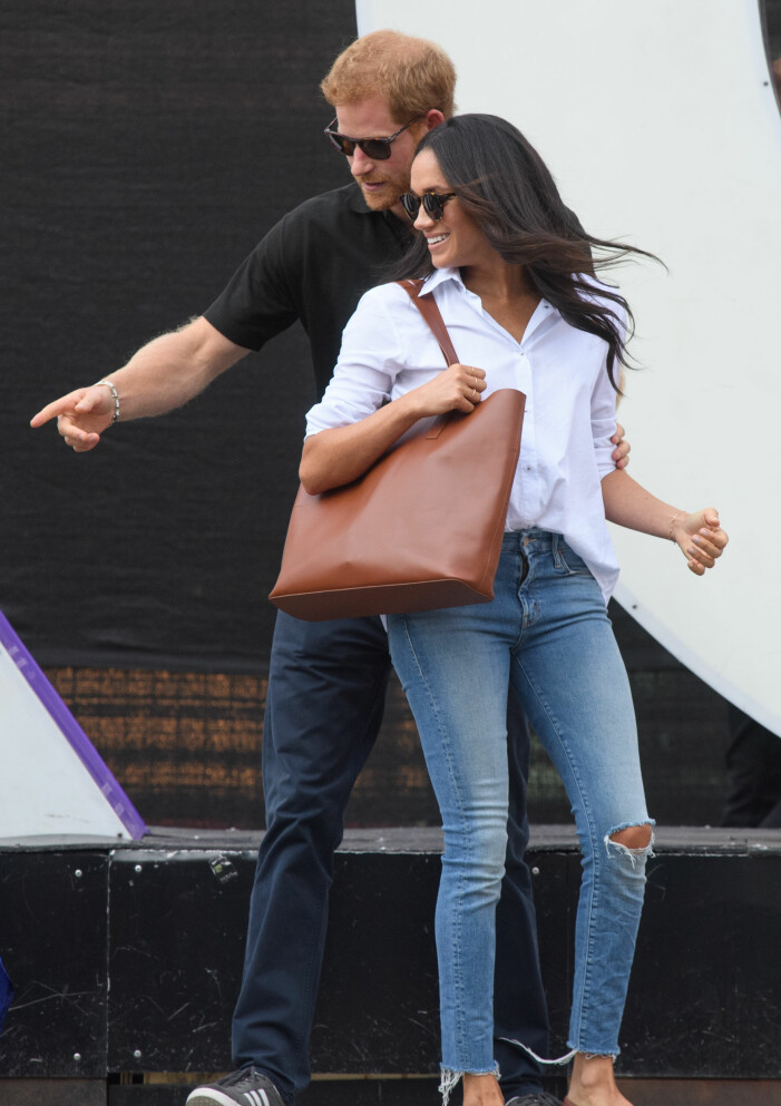 Meghan Markle valde trasiga jeans inför paparazzifotograferna.