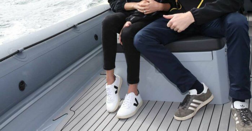 Närbild på Meghans snygga sneakers. Meghans sneakers från Veja