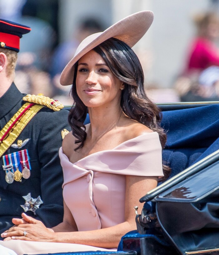Meghan i kortärmad klänning vid drottningens födelsedag