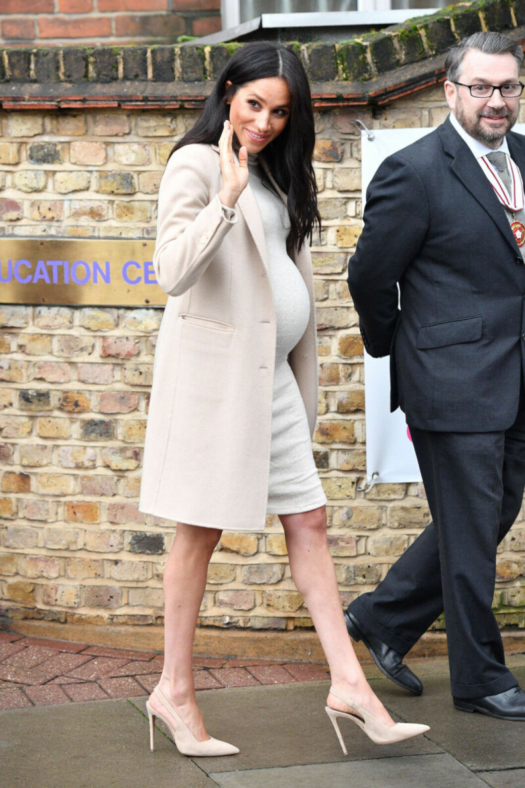 Hertiginnan klädd i en enkel beigemelerad klänning. Foto: Tim Rooke/REX/TT Meghan Markle i klänning från H&M