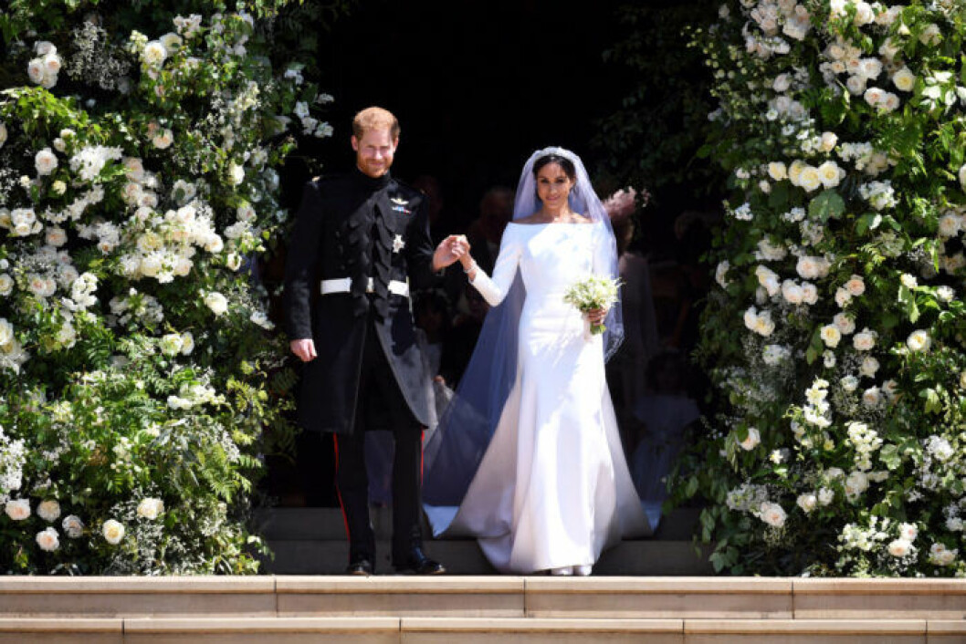 En bild på hertiginnan Meghan Markle och prins Harry under det kungliga bröllopet i Storbritannien.