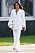 Meghan Markle bär vit kostym matchat med vita accessoarer.