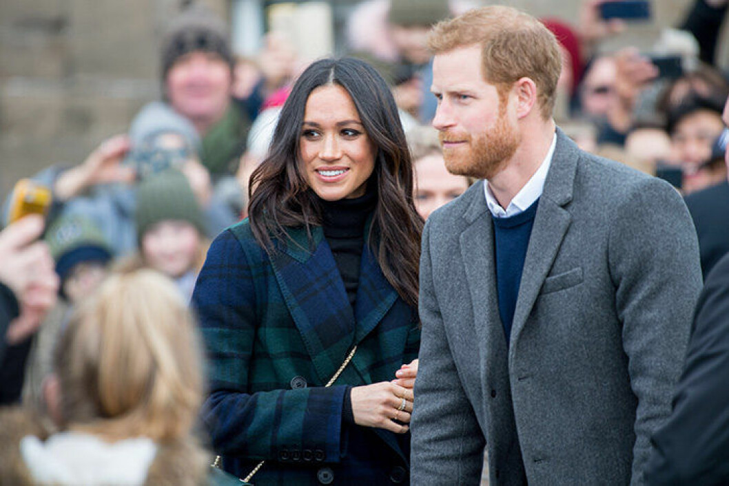En bild på den brittiska hertiginnan Meghan Markle med sin make prins Harry. Här har Meghan håret utsläppt.
