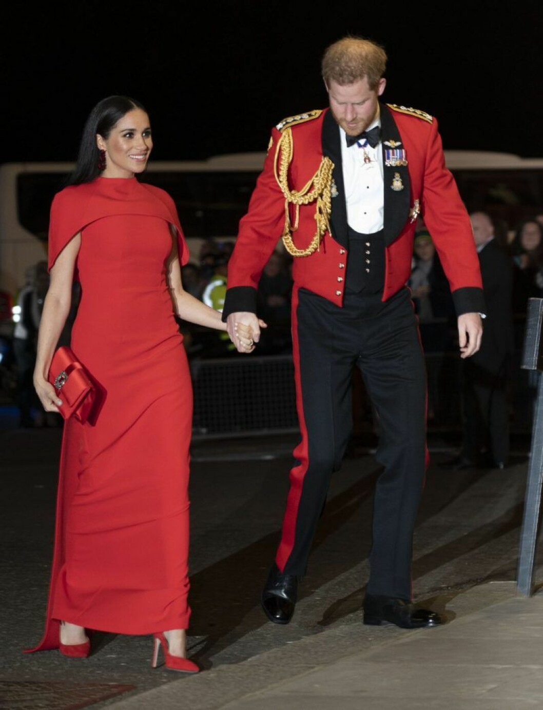 Meghan Markle i röd klänning från Safiyaa.