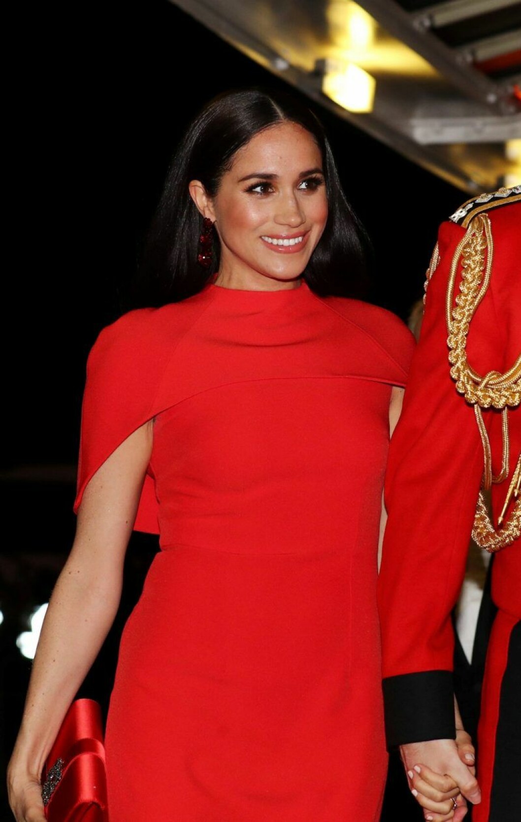 Meghan Markle i röd fodralklänning från Safiyaa.