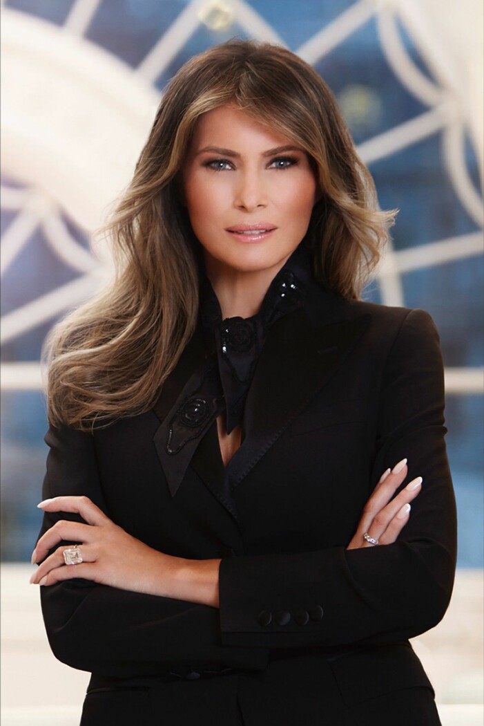 Melania Trump med sin enorma förlovningsring. Foto: TT Melanie Trump i svart outfit och armarna i kors. På vänster hand ser man hennes förlovningsring.