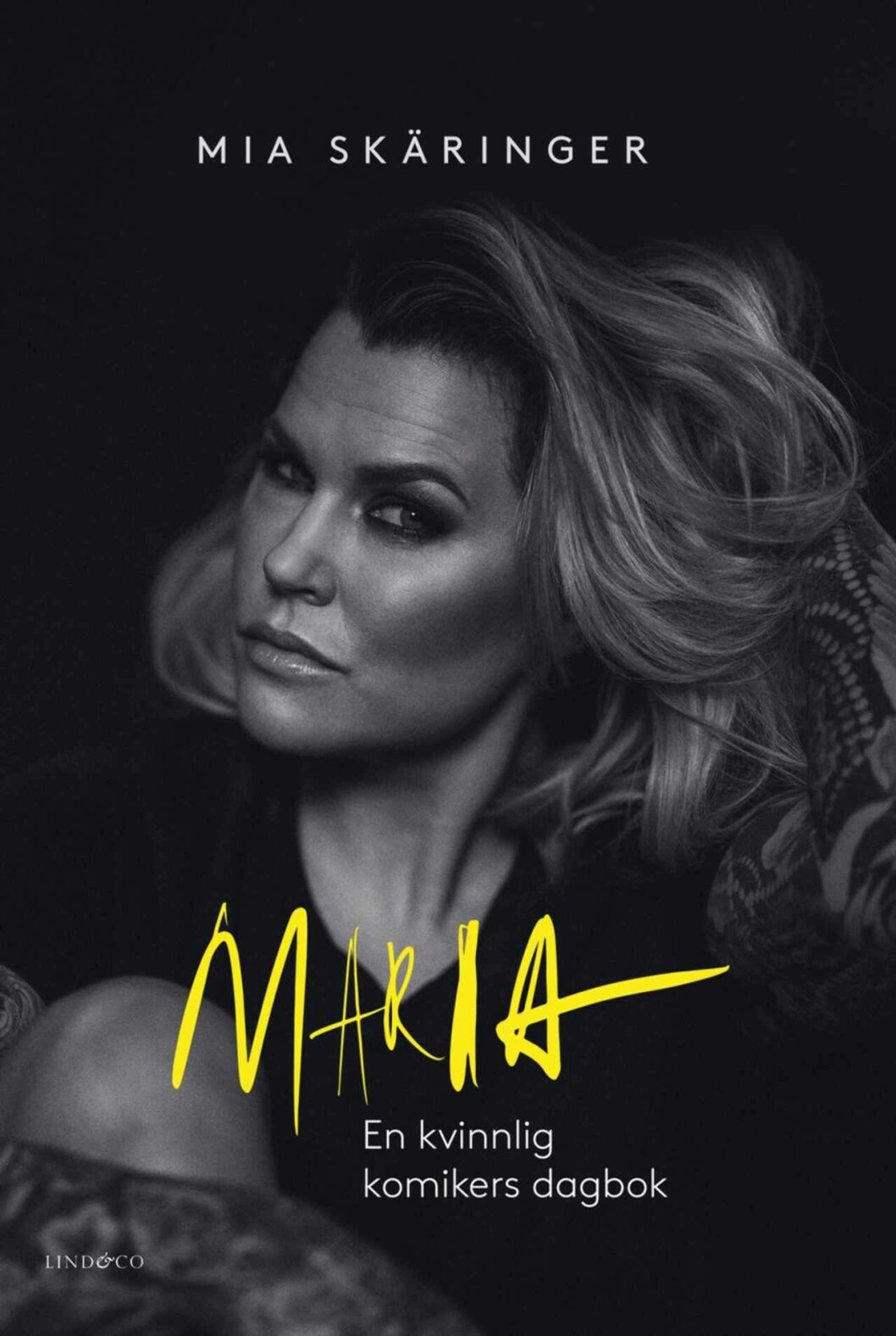 Mia Skäringers självbiografi <span class=" italic" data-lab-italic_desktop="italic">Maria – En kvinnlig komikers dagbo</span><span class=" italic" data-lab-italic_desktop="italic">k</span> finns ute nu. mia skäringers bokomslag