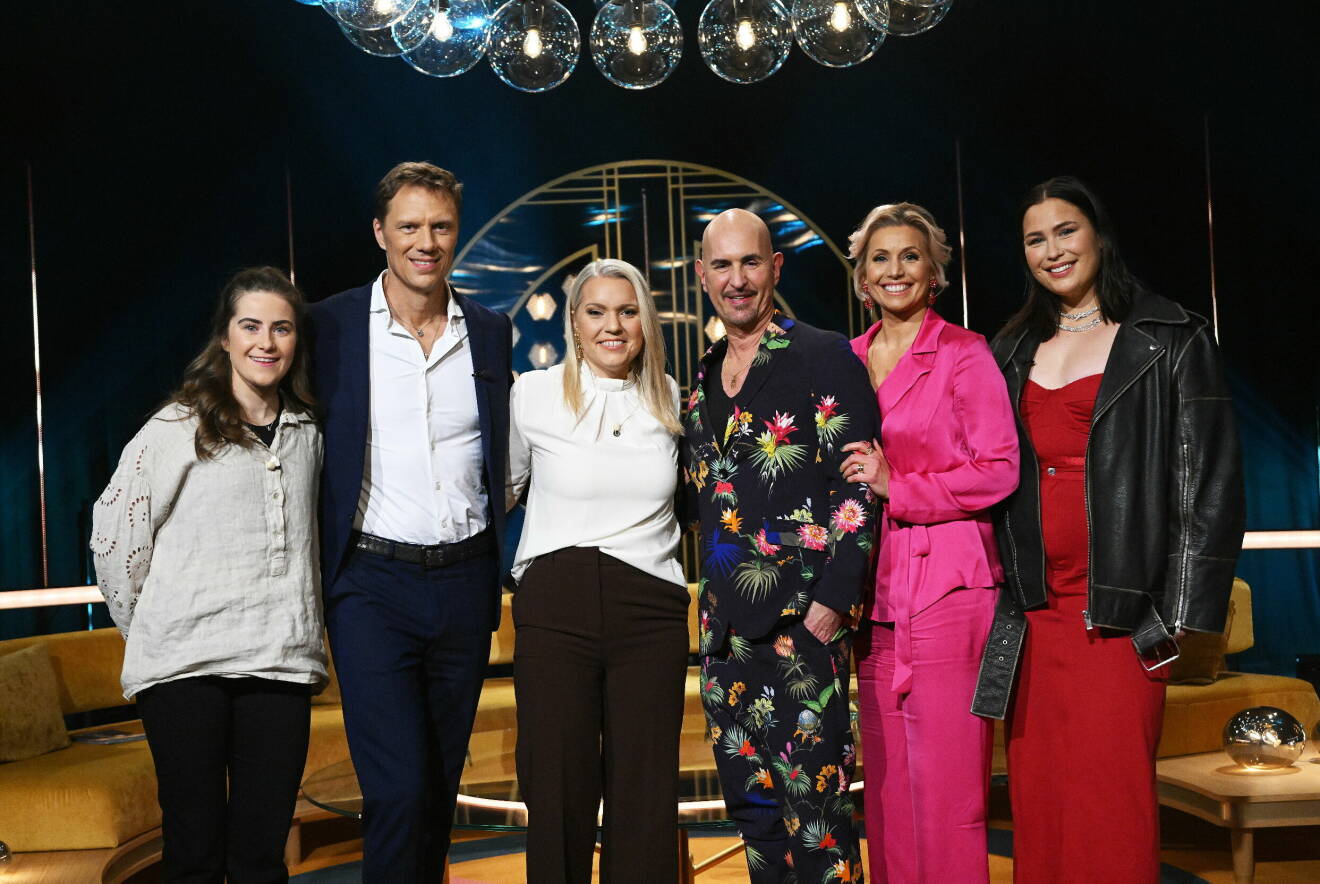 Fr v Ebba Andersson, Nicklas Sigurdsson, Carina Bergfeldt, Micael Bindefeld, Tina Nordström och Molly Hammar under inspelningen av SVT:s talkshow Carina Bergfeldt.