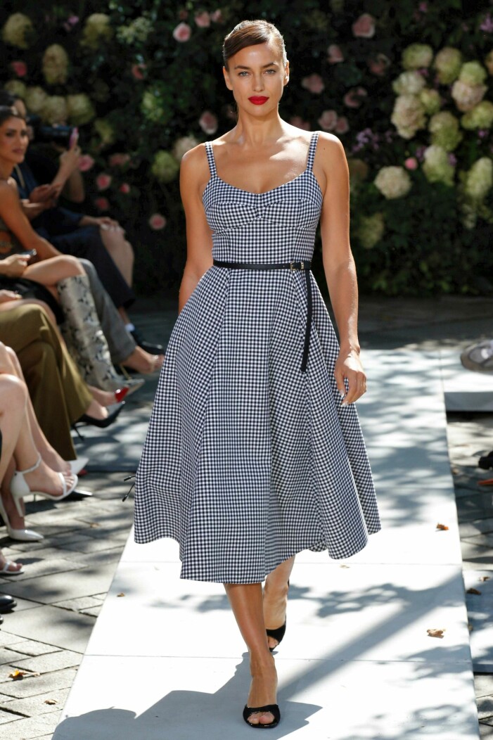 Amerikanska designern Michael Kors gör en skönt retrodoftande kvinnlig sommarkollektion med massa söta Bardotrutor. Amerikanska designern Michael Kors gör en kvinnlig sommarkollektion med massa Bardotrutor.
