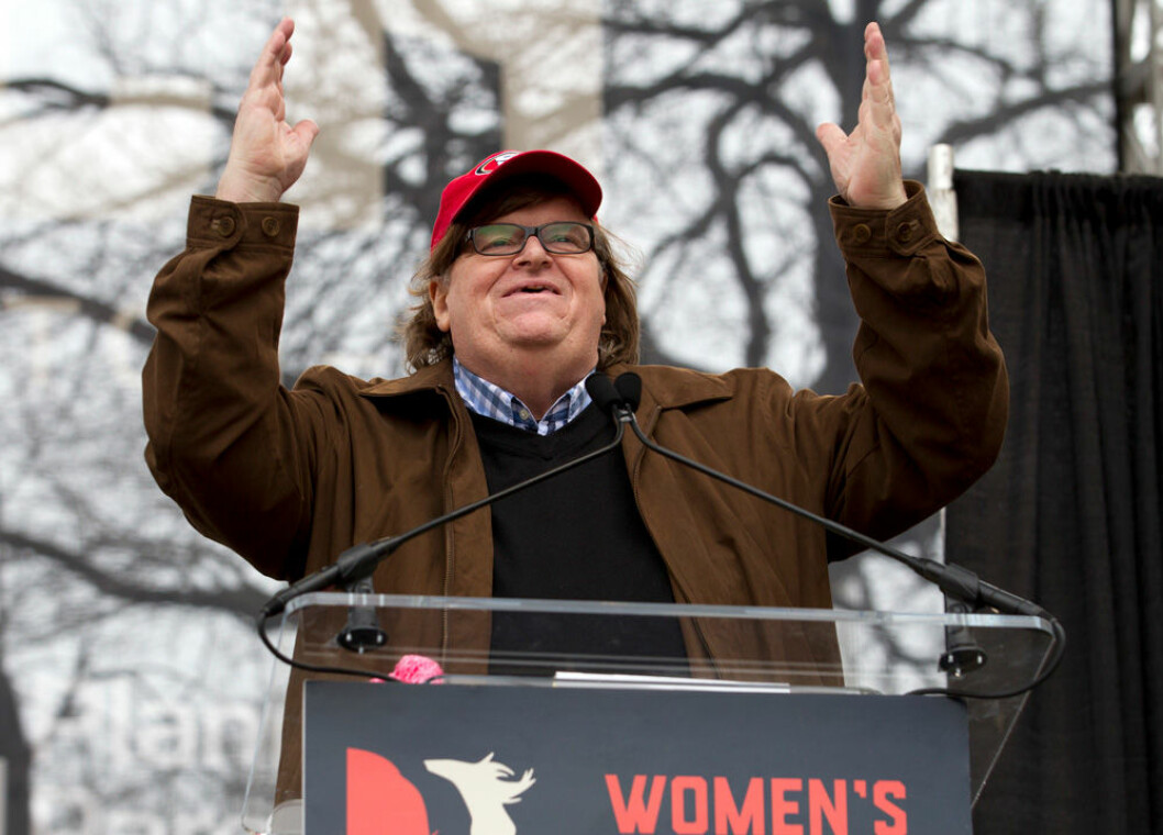 Michael Moore, här på Women’s March, betalade borgen för Julian Assange. Foto: TT Michael Moore talar vid Womens March.