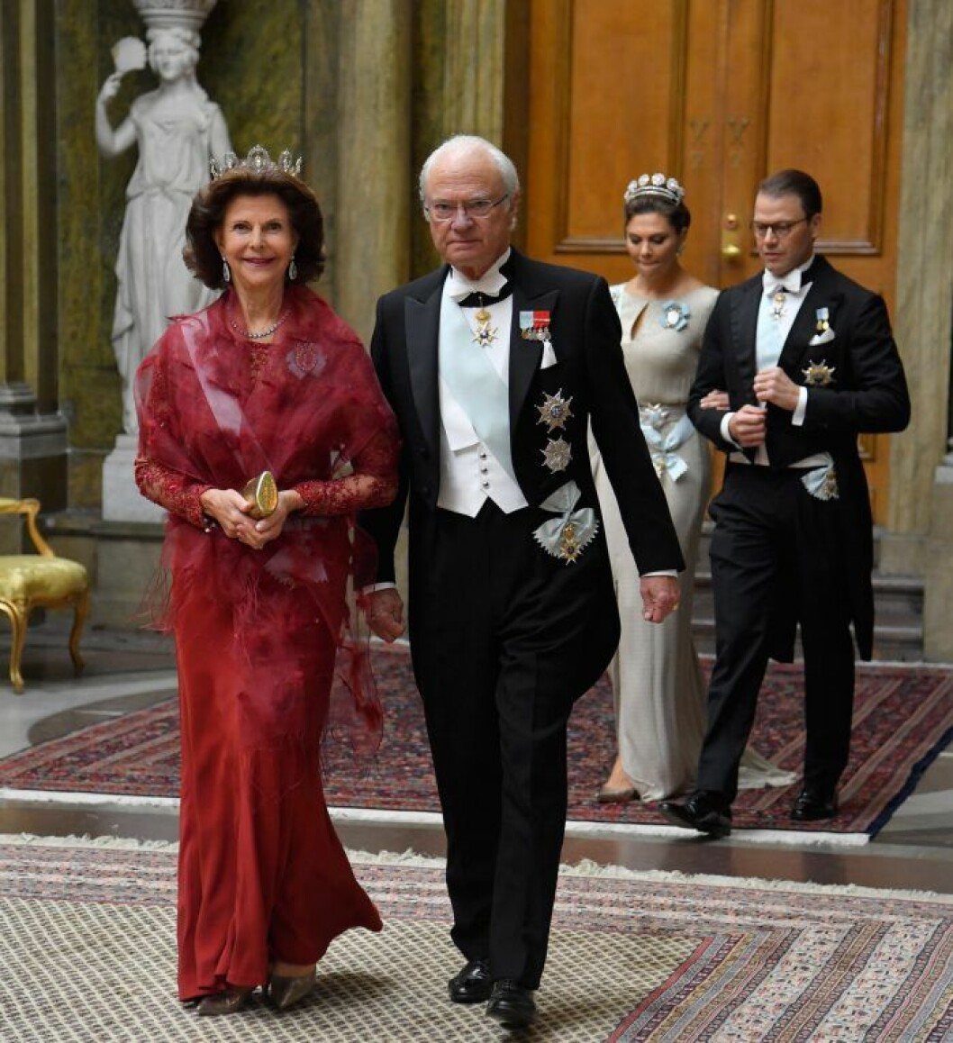 Drottning Silvia i röd spets. På huvudet hade hon Prinsessan Sibyllas diadem.