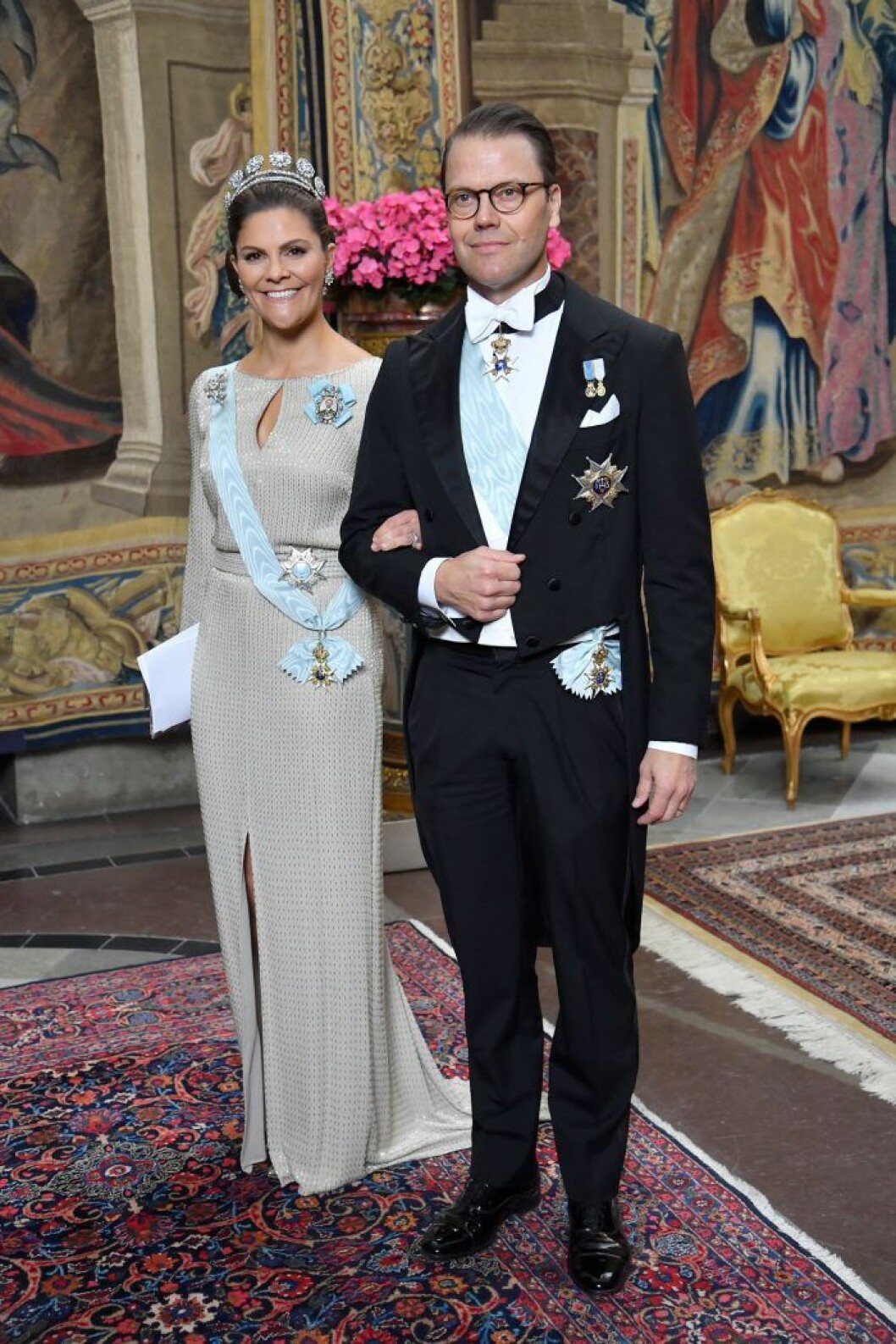Kronprinsessan Victoria i klänning från Escada. Kronprinsessan Victoria och prins Daniel på kunglig representationsmiddag