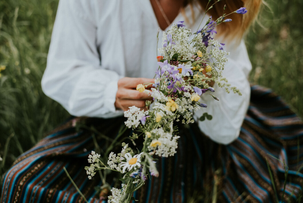 Får vi fira midsommar 2022 i klänning eller i långbyxor och stickat.