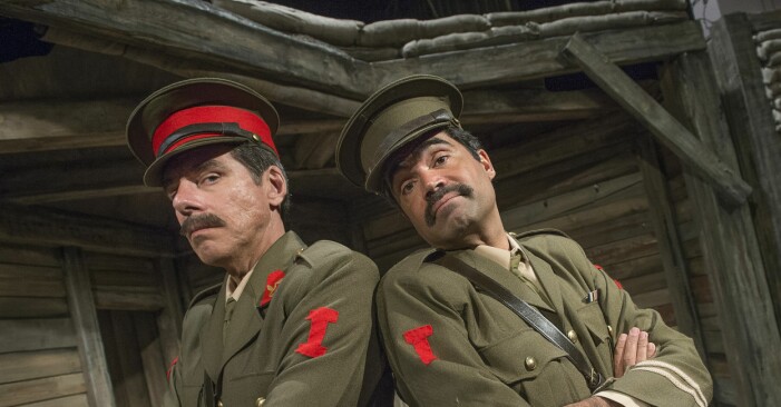 Mikael Tornving och David Batra som kapten Darling och kapten Blackadder i "Svarte orm" på Intiman i Stockholm. Mikael Tornving tillsammans med David Batra på teaterscen.
