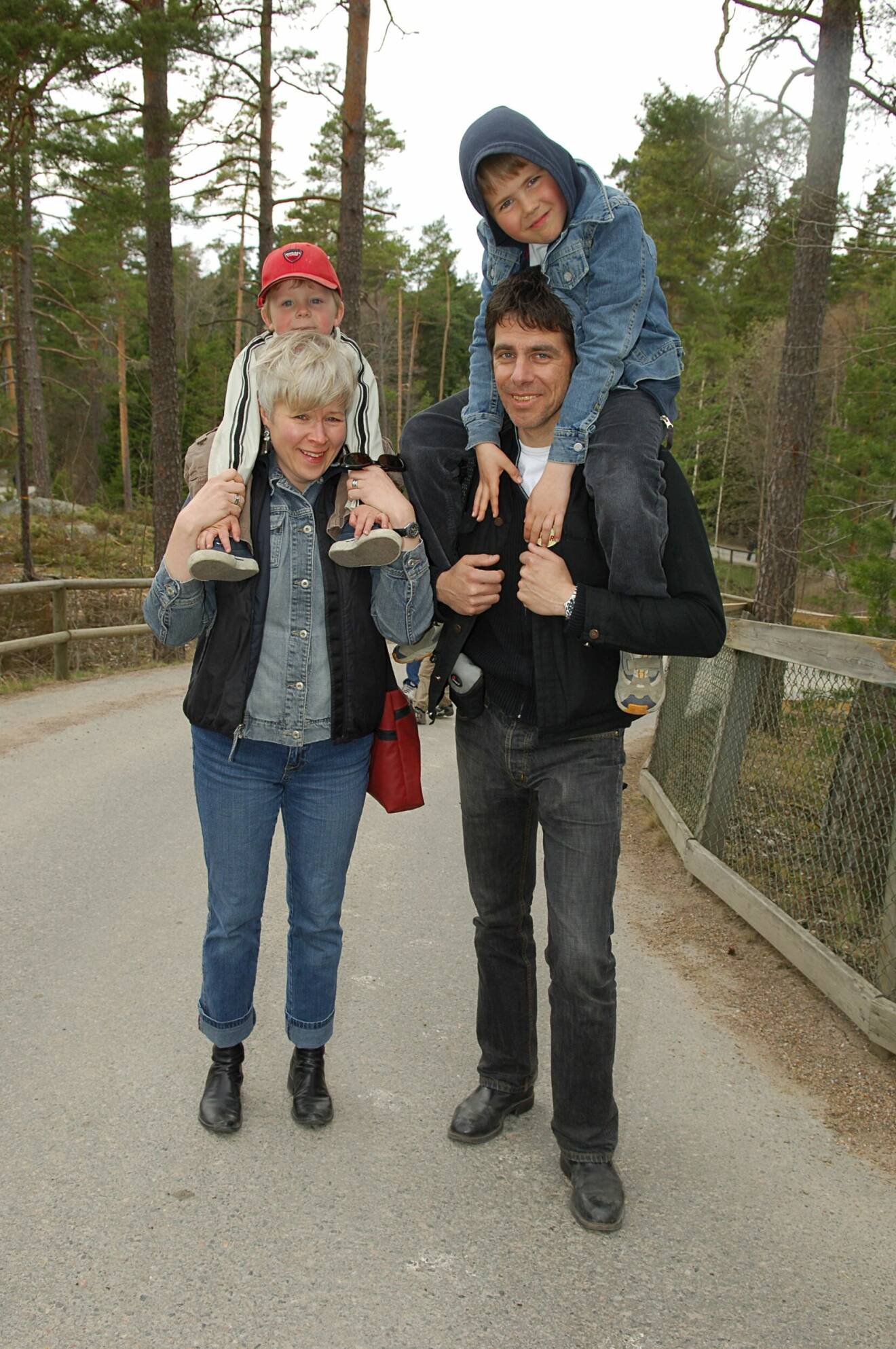 Mikael Tornving tillsammans med sina barn på Kolmårdens djurpark.