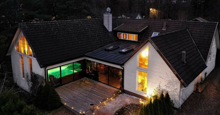 Här kan man kika in i den spaliknande delen av huset, där det finns en inomhuspool och stora fönsterpartier som vätter ut mot trädgården.