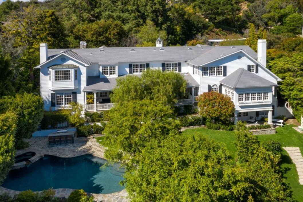 Huset som Ashton Kutcher och Mila Kunis säljer är byggt 1999. Bild utifrån Ashton Kutcher och Mila Kunis hus