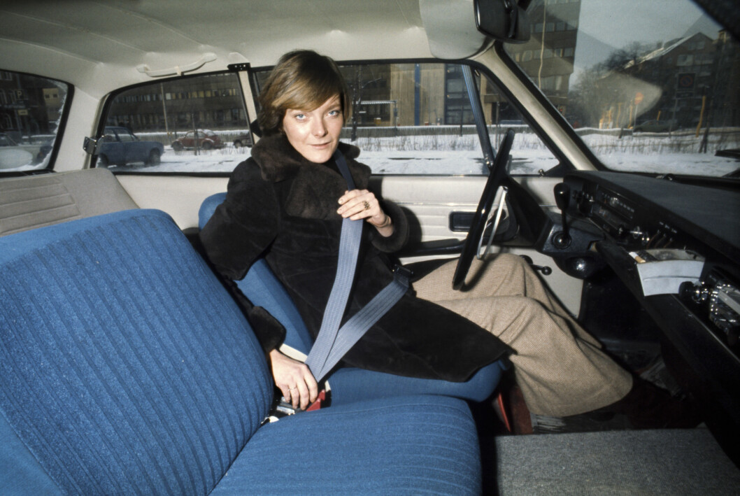 Sveriges Radios Mildred Erikson demonstrerar säkerhetsbälte för Tv-nytt, 1975.