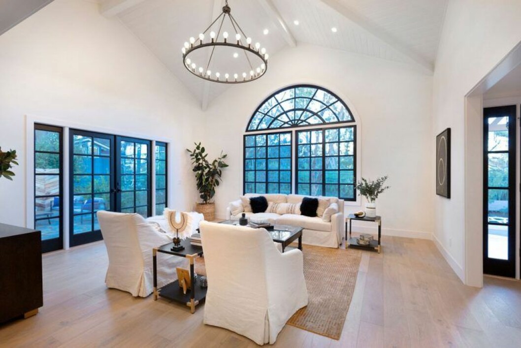 Huset har flera stora och detaljrika fönster. Bild på Miley Cyrus nya sällskapsrum