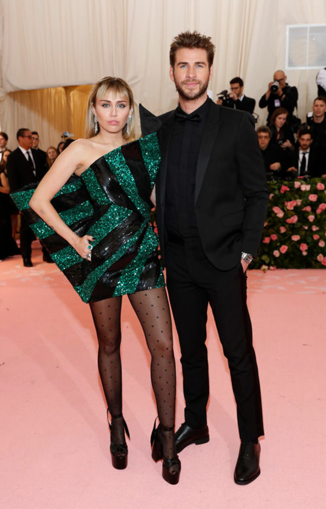 Miley Cyrus och Liam Hemsworth. En bild på Miley Cyrus och Liam Hemsworth under Met-galan 2019.