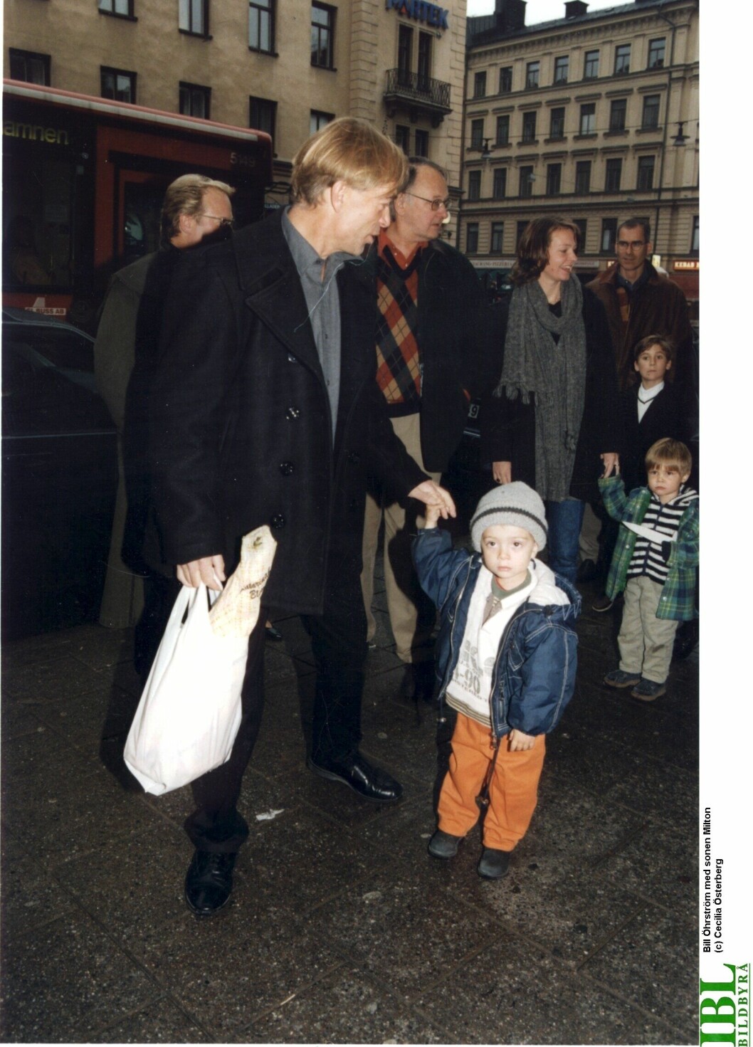 Milton Öhrström fotograferad som liten intill pappa Bill. bill öhrström med sonen milton som liten
